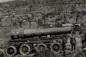 420毫米榴弹炮有多大？一枚炮弹重达一吨，光人力根本抬不动图片