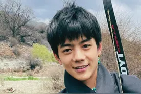 曾被嘲笑斗大的字不识的网红丁真，不仅当明星，还和杨超越演电影图片