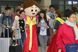 韩国游客到中国买西瓜“被拒”？老板：真没法卖，免费送你吧图片