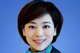 央视女主持劳春燕近况曝光，年近半百似少女，与状元老公感情幸福图片