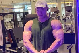 他身高195cm，体重118kg，用6年时间，从竹竿到巨无霸的转变图片