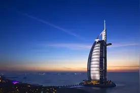 迪拜的两极化：一边是豪车“坟场”，一边是外来务工者的噩梦图片