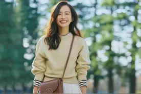 穿卫衣配什么下装？看日本模特的卫衣示范，穿裙子和裤子差别大图片