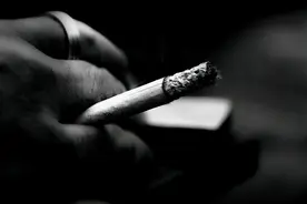 命运大不同！有人抽烟喝酒依然长寿，可有人早睡早起却患上癌症？图片