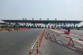 车牌号被投屏？机场高速郑州南站这波操作666图片