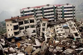 地震时，大楼底层和顶层的人相比，谁生还的几率更大些？图片