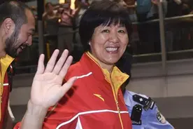 郎平：初见朱婷，感觉质朴青涩讨人喜欢，看她长肌肉心里高兴图片