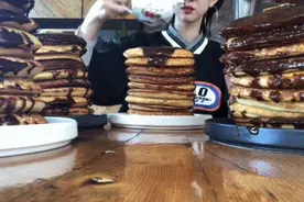 亚裔网红靠“怼”中国美食爆红ins，网友：行为艺术吗，脸不疼吗图片