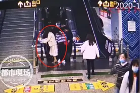尴尬！女子坐地铁穿高跟鞋，下一秒“逼停”扶梯图片