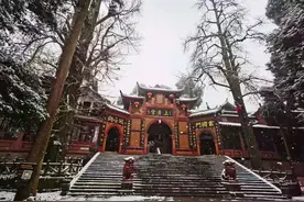 堆起啦！青城山大雪纷飞美不胜收图片