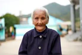 92岁奶奶每天喝三两白酒，有三个哥哥当红军，自己生育十个子女图片
