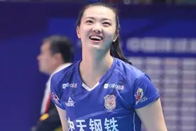 女排姑娘们纷纷露相，张常宁紫色帽子大长腿吸睛，丁霞晒自拍照图片