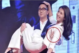 刘涛被王自健当众公主抱，有谁注意到他手放的位置？细节暴露人品图片