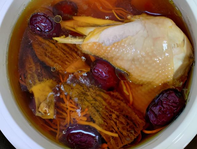 香菇花胶炖汤热量高不 2026年香菇花胶煲鸡汤的功效