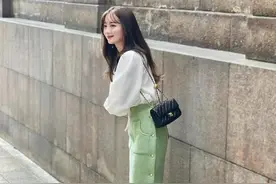 日本女人的穿衣之道：衣服很基础，利用发型和配饰来增添精致感图片