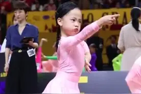 “奶凶萌娃”跳拉丁舞走红，气场全开，网友：这是个行走的表情包图片