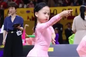 “奶凶萌娃”跳拉丁舞走红，气场全开，网友：这是个行走的表情包图片