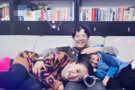 42岁月亮姐姐三世同框！笑声爽朗气氛温馨，网友却称看得想哭图片