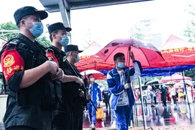 九江公安：你们在疫情延迟后的考场拼搏，我们在暴雨中全力守护！图片