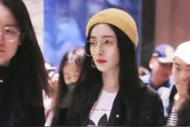 杨幂彩排被质疑踢小女孩？当镜头旋转180度后，全网纷纷道歉了图片