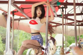 我就是喜欢坐旋转木马图片