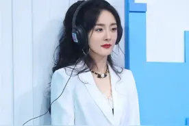 杨幂太适合御姐范，连体西装裤+珠宝项链，有点女企业家那味儿了图片