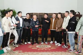 德云社徒弟多有规矩？和郭德纲于谦一起坐，只有郭麒麟敢跷二郎腿图片