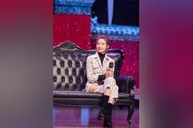 《新世界》“田丹”万茜，穿花西装“叠腿坐”真迷人，辣妈女人味图片