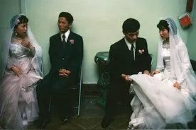 80年代中国社会百态：难得一见，图四是公园里热恋中的自由恋爱者图片