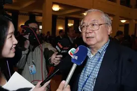 他是前香港地产大王，捐510亿建港珠澳大桥，曾大骂李嘉诚守财奴图片