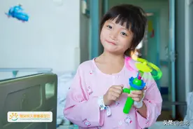 产检时龙凤胎女宝面部躲着彩超，原来是怕妈妈不要她图片