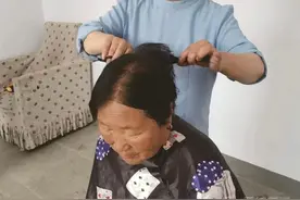 栗红连：身残志坚，义务理发30年图片
