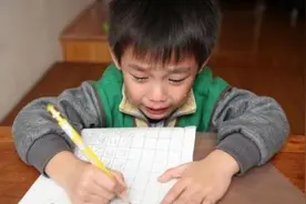 男孩姓名足足“103笔”，考试当场急哭，监考老师：是我也写不出图片