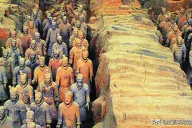 一女子观赏兵马俑, 察觉其中一个不对劲, 仔细一看果断报警图片