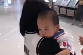 萌娃在商场认错妈妈，抱住不肯撒手，亲妈出现后宝宝的举动超可爱图片