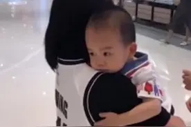 萌娃在商场认错妈妈，抱住不肯撒手，亲妈出现后宝宝的举动超可爱图片