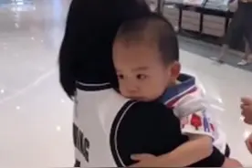萌娃在商场认错妈妈，抱住不肯撒手，亲妈出现后宝宝的举动超可爱图片