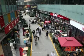 成都的这条占道经营样板街区 既有城市烟火气息 也有整洁商业环境图片