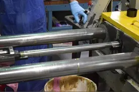 军人用枪的枪管，为何需要用铁棒钻出来？用模具灌注不是更快么图片