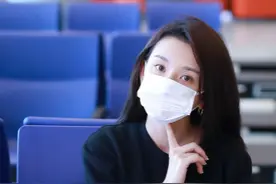 宋祖儿用手指戳下巴可爱又少女，素颜搭机状态太能打图片