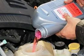 自吸发动机用全合成机油会毁车吗？新手司机经常被坑，太不靠谱了视频封面