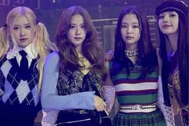 BLACKPINK 全员穿吸睛超短裙！惊人「满屏长腿」再现图片