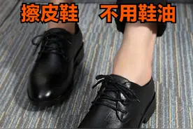 再也不用鞋油擦皮鞋了，只需家里的小物件，旧鞋立马变新鞋图片