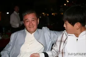 赵本山儿子近照曝光，手持廉价烟疑没钱，撞脸大衣哥儿子太搞笑图片