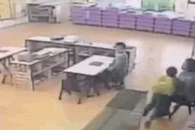 一幼师用力推搡拉扯一幼儿4分钟：已被开除，教育局介入图片