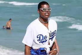 魔术师约翰逊儿子海滩漫步，蓝色缎面裙比妹妹还美，挎豪包名媛范图片