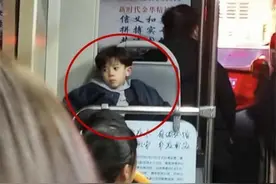 公交车上，“超高颜值男孩”走红，眼神冷酷，网友：愿意等他长大图片