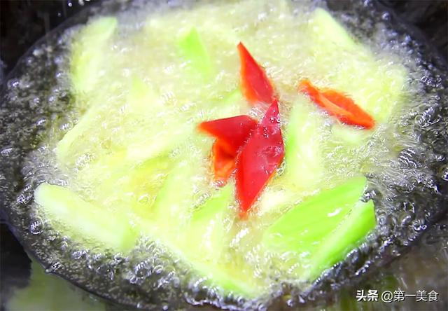 把丝瓜和毛豆一起烧，原来这么好吃，清脆爽口，汤汁鲜美又营养