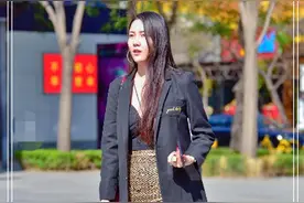 时尚街拍：35岁的表嫂，在广告公司上班，一身西装气场十足图片
