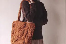 焦糖色圆底背包，叶子花图案，漂亮大气，蓝色露指手套很实用图片